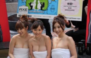女邻居2